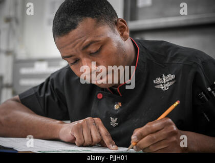 September 7, 2018 - 5. US-Flotte Verantwortungsbereich - US 5. Flotte BEREICH VON OPERATIONEN (Sept. 6, 2018) Kulinarische Specialist 2. Klasse Darien Whitfield nimmt die Marine-weiten 1. Klasse aufstieg Untersuchung auf das Chaos Decks der geführten Anti-raketen-Zerstörer USS Jason Dunham (DDG109). Jason Dunham ist in die USA 5 Flotte Bereich der Maßnahmen zur Unterstützung der Marine im Einsatz für die Stabilität und Sicherheit in der Region zu gewährleisten und verbindet das Mittelmeer und den Pazifischen Raum durch den westlichen Indischen Ozean und drei strategischen Punkten ersticken. (U.S. Marine Foto von Massenkommunikation Speci Stockfoto