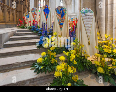 Winchester, Hampshire, UK. 7. Sep 2018. Tausende besuchen Beleuchtung Fest der Blumen vom 5. bis 9. September über 50.000 Blumen und 400 verschiedene Variationen von Blumen und Blätter in der Kathedrale von Winchester - der Duft und Farbe erinnert an die Sinne als Besucher Runde wandern zu sehen. Eine beeindruckende Auswahl an Blumenarrangements, der prächtige Winchester Bibel, das größte und beste Überlebende des 12. Jahrhunderts englische Bibel inspiriert. Credit: Carolyn Jenkins/Alamy leben Nachrichten Stockfoto