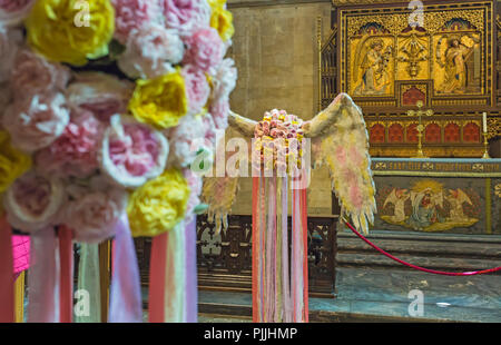 Winchester, Hampshire, UK. 7. Sep 2018. Tausende besuchen Beleuchtung Fest der Blumen vom 5. bis 9. September über 50.000 Blumen und 400 verschiedene Variationen von Blumen und Blätter in der Kathedrale von Winchester - der Duft und Farbe erinnert an die Sinne als Besucher Runde wandern zu sehen. Eine beeindruckende Auswahl an Blumenarrangements, der prächtige Winchester Bibel, das größte und beste Überlebende des 12. Jahrhunderts englische Bibel inspiriert. Credit: Carolyn Jenkins/Alamy leben Nachrichten Stockfoto