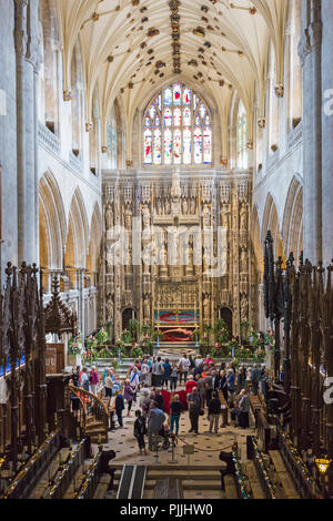 Winchester, Hampshire, UK. 7. Sep 2018. Tausende besuchen Beleuchtung Fest der Blumen vom 5. bis 9. September über 50.000 Blumen und 400 verschiedene Variationen von Blumen und Blätter in der Kathedrale von Winchester - der Duft und Farbe erinnert an die Sinne als Besucher Runde wandern zu sehen. Eine beeindruckende Auswahl an Blumenarrangements, der prächtige Winchester Bibel, das größte und beste Überlebende des 12. Jahrhunderts englische Bibel inspiriert. Credit: Carolyn Jenkins/Alamy leben Nachrichten Stockfoto