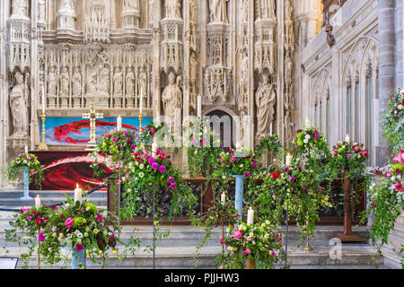 Winchester, Hampshire, UK. 7. Sep 2018. Tausende besuchen Beleuchtung Fest der Blumen vom 5. bis 9. September über 50.000 Blumen und 400 verschiedene Variationen von Blumen und Blätter in der Kathedrale von Winchester - der Duft und Farbe erinnert an die Sinne als Besucher Runde wandern zu sehen. Eine beeindruckende Auswahl an Blumenarrangements, der prächtige Winchester Bibel, das größte und beste Überlebende des 12. Jahrhunderts englische Bibel inspiriert. Credit: Carolyn Jenkins/Alamy leben Nachrichten Stockfoto