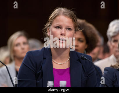 Washington, Vereinigte Staaten von Amerika. 07 Sep, 2018. Alicia Bäcker von Indianapolis, Indiana, zeugt gegen die Ernennung der Richter Brett Kavanaugh vor dem US-Senat Justiz Ausschuss für seine Nominierung als Gerechtigkeit Verknüpfen der Oberste Gerichtshof der USA den scheidenden Gerechtigkeit Anthony Kennedy auf dem Capitol Hill in Washington, DC am Freitag, 7. September 2018 zu ersetzen. Credit: Ron Sachs/CNP | Verwendung der weltweiten Kredit: dpa/Alamy leben Nachrichten Stockfoto