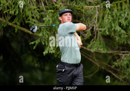 Newtown Square, Pennsylvania, USA: Freitag, 7. September 2018: Bryson DeChambeau schlägt seine T-Stück, das auf dem 4 Loch in der zweiten Runde der BMW Championship an der Aronimink Golfkurs in Newtown Square, Pennsylvania. Gregory Vasil/CSM Credit: Cal Sport Media/Alamy leben Nachrichten Stockfoto