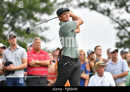 Newtown Square, Pennsylvania, USA: Freitag, 7. September 2018: Bryson DeChambeau schlägt seine T-Stück, das auf dem 12 Loch in der zweiten Runde der BMW Championship an der Aronimink Golfkurs in Newtown Square, Pennsylvania. Gregory Vasil/CSM Credit: Cal Sport Media/Alamy leben Nachrichten Stockfoto