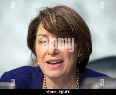 United States Senator Amy Klobuchar (Demokrat von Minnesota) in die Diskussion über die Freigabe von Dokumenten mit der Bezeichnung "vertraulich" vor dem US-Senat Justiz Ausschuss Anfang der dritte Tag des Zeugnisses von Richter Brett Kavanaugh auf seine Nominierung als Gerechtigkeit Verknüpfen der Oberste Gerichtshof der USA den scheidenden Gerechtigkeit Anthony Kennedy auf dem Capitol Hill in Washington, DC am Donnerstag, 6. September 2018 zu ersetzen. Credit: Ron Sachs/CNP (Einschränkung: Keine New York oder New Jersey Zeitungen oder Zeitschriften innerhalb eines 75-Meilen-Radius von New York City) | Verwendung weltweit Stockfoto