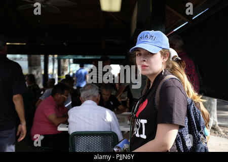 Miami, Florida, USA. 24 Feb, 2018. Eine junge weibliche Erwachsene, einem neuen Immigranten in die USA aus Kuba, wird im Little Havana Nachbarschaft in Miami Florida gesehen. Sie ist stolz darauf, in den Vereinigten Staaten zu sein und zeigt ihre Unterstützung durch das Tragen ihr Miami hat und ich liebe Miami t-shirt. Credit: Allison Abendessen/ZUMA Draht/Alamy leben Nachrichten Stockfoto