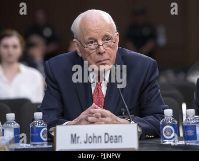 Washington, District of Columbia, USA. 7. Sep 2018. John Dean, ehemaliger Berater des Präsidenten der Vereinigten Staaten Nixon, zeugt gegen die Ernennung der Richter Brett Kavanaugh vor dem US-Senat Justiz Ausschuss für seine Nominierung als Gerechtigkeit Verknüpfen der Oberste Gerichtshof der USA den scheidenden Gerechtigkeit Anthony Kennedy auf dem Capitol Hill in Washington, DC am Freitag, September 7, 2018 Quelle: Ron Sachs/CNP/ZUMA Draht/Alamy Leben Nachrichten austauschen Stockfoto