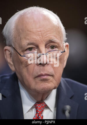 Washington, District of Columbia, USA. 7. Sep 2018. John Dean, ehemaliger Berater des Präsidenten der Vereinigten Staaten Nixon, bezeugt auf der Nennung des Richters Brett Kavanaugh vor dem US-Senat Justiz Ausschuss für seine Nominierung als Gerechtigkeit Verknüpfen der Oberste Gerichtshof der USA den scheidenden Gerechtigkeit Anthony Kennedy auf dem Capitol Hill in Washington, DC am Freitag, September 7, 2018 Quelle: Ron Sachs/CNP/ZUMA Draht/Alamy Leben Nachrichten austauschen Stockfoto