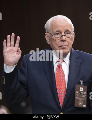 Washington, District of Columbia, USA. 7. Sep 2018. John Dean, ehemaliger Berater des Präsidenten der Vereinigten Staaten Nixon, ist vereidigte auf der Nennung des Richters Brett Kavanaugh vor dem US-Senat Justiz Ausschuss für seine Nominierung als Gerechtigkeit Mitarbeiter des US Supreme Court zu bezeugen das scheidende Gerechtigkeit Anthony Kennedy auf dem Capitol Hill in Washington, DC am Freitag, September 7, 2018 Quelle: Ron Sachs/CNP/ZUMA Draht/Alamy Leben Nachrichten zu ersetzen Stockfoto