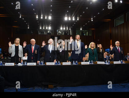 Von links nach rechts: Monica Mastal, a real estate agent in Washington, DC, der eine Tochter hat, der spielt auf der Basketballmannschaft trainiert von Richter Brett Kavanaugh links; John Dean, ehemaliger Berater des Präsidenten der Vereinigten Staaten Nixon; Paul Clement, ehemaliger Solicitor General United States Department of Justice und aktuelle Partner Kirkland & Ellis LLP; Professor Rebecca Ingber, Associate Professor der Rechtswissenschaften, Boston University School of Law, Boston, Massachusetts; Professor Adam White, Executive Director, die C. Boyden Gray Mitte für die Studie der administrativen Zustands, Antonin Scalia Law School Stockfoto