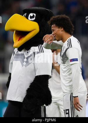 München, Deutschland. 06 Sep, 2018. Leroy SANE (Nr. 19, GER) neben DFB-Maskottchen PAULE nach dem Ende des Spiels. Fussball Laenderspiel, Deutschland (GER) - Frankreich (FRA) 0:0, UEFA Liga, Saison 2018/2019, am 06/09/2018 in Muenchen/ALLIANZARENA/Deutschland. Anmerkung der Redaktion: DFB-Vorschriften die Verwendung von Fotografien als Bildsequenzen und/oder quasi-Video zu verbieten. € | Nutzung der weltweiten Kredit: dpa/Alamy leben Nachrichten Stockfoto