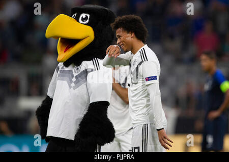 München, Deutschland. 06 Sep, 2018. Leroy SANE (Nr. 19, GER) neben DFB-Maskottchen PAULE nach dem Ende des Spiels. Fussball Laenderspiel, Deutschland (GER) - Frankreich (FRA) 0:0, UEFA Liga, Saison 2018/2019, am 06/09/2018 in Muenchen/ALLIANZARENA/Deutschland. Anmerkung der Redaktion: DFB-Vorschriften die Verwendung von Fotografien als Bildsequenzen und/oder quasi-Video zu verbieten. € | Nutzung der weltweiten Kredit: dpa/Alamy leben Nachrichten Stockfoto