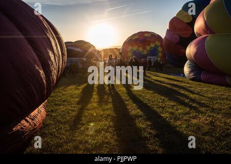 Reno, Nevada, USA. 7. Sep 2018. Freitag, 7. September 2018. Ein Besucher nimmt Fotos von Heißluftballons Freitag früh während der 37. grossen Reno Balloon Race in Reno, Nevada. Die größte freie Heißluftballon-Event der Welt, läuft in diesem Jahr vom 7. bis 9. September im Rancho San Rafael Regional Park, hat in der Größe von 20 Heißluftballons in 1982 auf über 100 farbigen Luftballons in den Himmel gewachsen. Durchschnittlich 125.000 Menschen nehmen an der Veranstaltung jedes Jahr. Credit: Tracy Barbutes/ZUMA Draht/Alamy leben Nachrichten Stockfoto