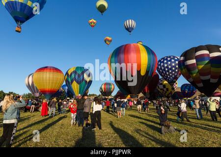 Reno, Nevada, USA. 7. Sep 2018. Freitag, 7. September 2018. Nun in seinem 37. Jahr, der große Reno Balloon Race ist die grösste freie Heißluftballon-Event der Welt. Die Veranstaltung, die in diesem Jahr vom 7. bis 9. September im Rancho San Rafael Regional Park in Reno, Nevada, hat sich in der Größe von 20 Heißluftballons in 1982 auf über 100 farbigen Luftballons in den Himmel, einschließlich einer Vielzahl von Sonderformen gewachsen. Durchschnittlich 125.000 Menschen nehmen an der Veranstaltung jedes Jahr. Credit: Tracy Barbutes/ZUMA Draht/Alamy leben Nachrichten Stockfoto