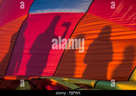 Reno, Nevada, USA. 7. Sep 2018. Freitag, 7. September 2018. Die Besucher nehmen Fotos ihrer Reflexionen über ein Heißluftballon, wie es während der 37. grossen Reno Balloon Race in Reno, Nevada, pumpt. Die größte freie Heißluftballon-Event der Welt, läuft in diesem Jahr vom 7. bis 9. September im Rancho San Rafael Regional Park, hat in der Größe von 20 Heißluftballons in 1982 auf über 100 farbigen Luftballons in den Himmel gewachsen. Durchschnittlich 125.000 Menschen nehmen an der Veranstaltung jedes Jahr. Credit: Tracy Barbutes/ZUMA Draht/Alamy leben Nachrichten Stockfoto