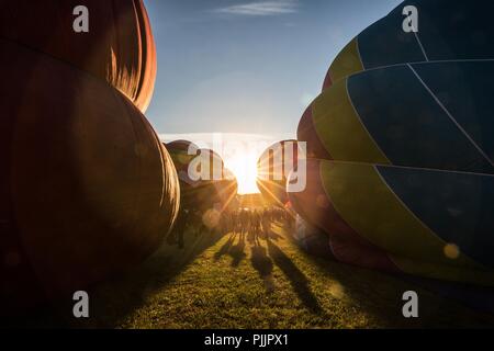 Reno, Nevada, USA. 7. Sep 2018. Freitag, 7. September 2018. Die Besucher gehen durch Heißluft-ballons Freitag früh während der 37. grossen Reno Balloon Race in Reno, Nevada. Die größte freie Heißluftballon-Event der Welt, läuft in diesem Jahr vom 7. bis 9. September im Rancho San Rafael Regional Park, hat in der Größe von 20 Heißluftballons in 1982 auf über 100 farbigen Luftballons in den Himmel gewachsen. Durchschnittlich 125.000 Menschen nehmen an der Veranstaltung jedes Jahr. Credit: Tracy Barbutes/ZUMA Draht/Alamy leben Nachrichten Stockfoto