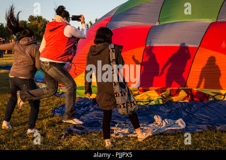 Reno, Nevada, USA. 7. Sep 2018. Freitag, 7. September 2018. Die Besucher nehmen Fotos ihrer Reflexionen über ein Heißluftballon, wie es während der 37. grossen Reno Balloon Race in Reno, Nevada, pumpt. Die größte freie Heißluftballon-Event der Welt, läuft in diesem Jahr vom 7. bis 9. September im Rancho San Rafael Regional Park, hat in der Größe von 20 Heißluftballons in 1982 auf über 100 farbigen Luftballons in den Himmel gewachsen. Durchschnittlich 125.000 Menschen nehmen an der Veranstaltung jedes Jahr. Credit: Tracy Barbutes/ZUMA Draht/Alamy leben Nachrichten Stockfoto