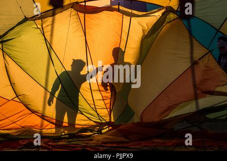 Reno, Nevada, USA. 7. Sep 2018. Freitag, 7. September 2018. Ein heissluftballon Besatzungsmitglied gibt Anweisungen zu einem Freiwilligen während der 37. grossen Reno Balloon Race in Reno, Nevada. Die größte freie Heißluftballon-Veranstaltung, die in diesem Jahr vom 7. bis 9. September im Rancho San Rafael Regional Park, hat in der Größe von 20 Heißluftballons in 1982 auf über 100 farbigen Luftballons in den Himmel gewachsen. Durchschnittlich 125.000 Menschen nehmen an der Veranstaltung jedes Jahr. Credit: Tracy Barbutes/ZUMA Draht/Alamy leben Nachrichten Stockfoto