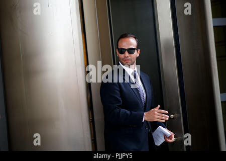 Washington, USA. 7. Sep 2018. Ehemalige Trump Kampagne Adjutant George Papadopoulos verlässt den Hof in Washington, DC, USA, Sept. 7, 2018. George Papadopoulos war Freitag zu 14 Tagen Haft wegen Lügen zu Bundesforscher während der Russland Sonde verurteilt. Credit: Ting Shen/Xinhua/Alamy leben Nachrichten Stockfoto