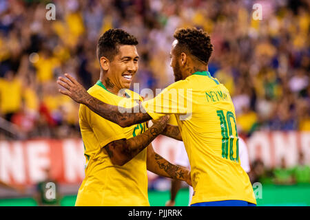 East Rutherford, NJ, USA. 7. September 2018. Roberto Firmino (20) feiert mit Neymar (10), nachdem er die Öffnung Ziel in den USA gegen Brasilien Fußball-freundlich. © Ben Nichols/Alamy leben Nachrichten Stockfoto