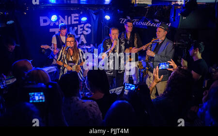 London, Großbritannien. 7. September 2018. Phänomen 80s band Daniel nimmt einen Zug, der einen Plattenvertrag 30 Jahre nach oben brechen, an der Troubadour in London leben durchführen. Credit: Ernesto Rogata/Alamy Leben Nachrichten. Stockfoto