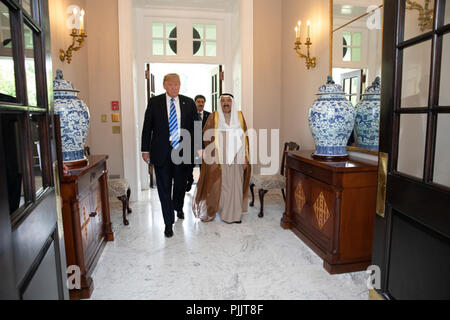 Präsident Donald J. Trumpf grüßt Seine Hoheit Scheich Sabah Al-Ahmad Al-Jaber Al-Sabah, Emir von Kuwait, am Mittwoch, 5. September 2018, im West Wing Lobby des Weißen Hauses. Personen: Präsident Donald Trump Stockfoto