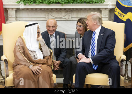 Präsident Donald J. Trumpf begrüßt und erfüllt Seine Hoheit Scheich Sabah Al-Ahmad Al-Jaber Al-Sabah, Emir von Kuwait, am Mittwoch, 5. September 2018 im Oval Office des Weißen Hauses Personen: Präsident Donald Trump Stockfoto