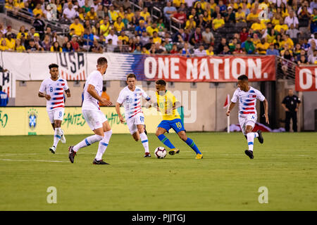 East Rutherford, NJ, USA. 7. September 2018. Neymar (10) dribbelt durch vier USA Verteidiger in der ersten Hälfte. © Ben Nichols/Alamy leben Nachrichten Stockfoto