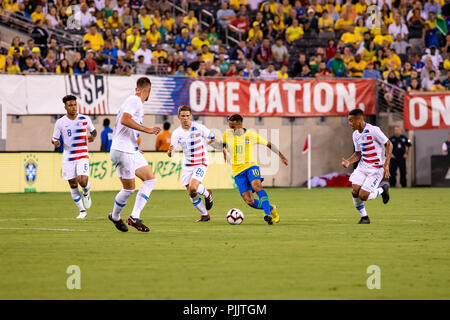 East Rutherford, NJ, USA. 7. September 2018. Neymar (10) dribbelt durch vier USA Verteidiger in der ersten Hälfte. © Ben Nichols/Alamy leben Nachrichten Stockfoto