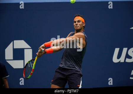 New York, USA. 7. September 2018. US Open Tennis: Der Spanier Rafael Nadal schlägt eine Rückkehr nach Argentinien von Juan Martin Del Potro, während Ihr im Halbfinale bei den US Open in Flushing Meadows, New York. Nadal zurückgezogen, nachdem der zweite Satz und del Potro Novak Djokovic in Sunday's final gegenüber. Quelle: Adam Stoltman/Alamy leben Nachrichten Stockfoto