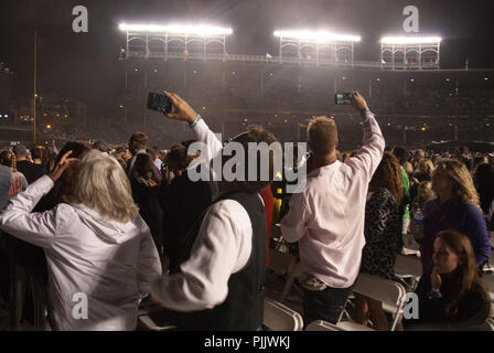 Chicago, Illinois, USA. 7. Sep 2018. Legendäre piano man Billy Joel erfolgt bei Wrigley Field in Chicago am 7. September. Er brachte seine Tour Wrigley Field für einen Datensatz zum fünften Mal, jährlich ein Publikumsliebling. Das Stadion war bis auf den letzten Platz gefüllt. Es wurde berichtet, dass er verkaufte 165.000 während der letzten vier Konzerte, mehr als jeder andere Künstler, die am Baseballstadion unterhalten hat. Im Bild: Publikum Dokumente Billy Joel Fans bei Wrigley Field, Chicago. Credit: Karen I. Hirsch/ZUMA Draht/Alamy leben Nachrichten Stockfoto