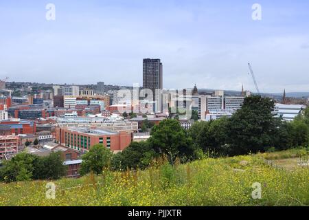 Sheffield - Stadt in South Yorkshire, UK. Stadtbild von South Street Park. Stockfoto