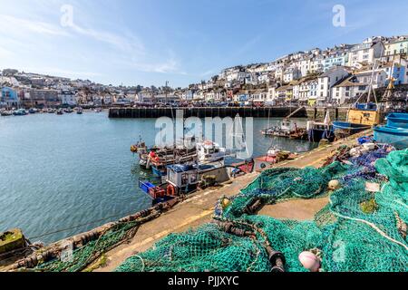 Brixham inneren Hafen von Fisch Kai mit Fischernetze. Brixham, Devon, Großbritannien. Stockfoto