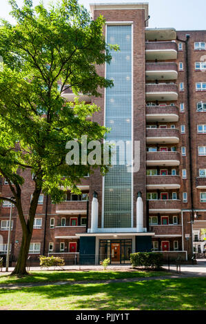 Art déco-Fassade zum Cecil Rhodes House in Camden, London. Erbaut in den späten 1940er Jahren. Seitdem umbenannt in Park View House, um zu vermeiden, Cecil Rhodes zu gedenken. Stockfoto