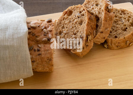 In Scheiben geschnitten mit mehreren Ausgangspunkten baguette auf einem Brot. Stockfoto