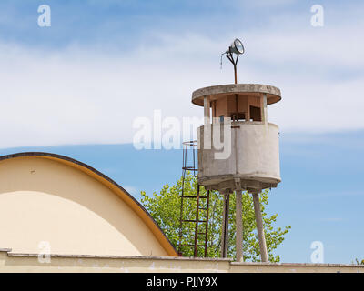 Stahlbeton Wachturm in einer ehemaligen Kaserne Stockfoto