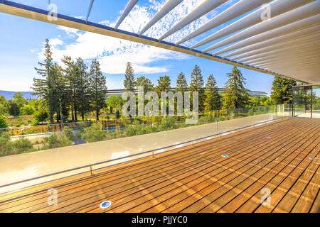 Cupertino, CA, Vereinigte Staaten - 12 August, 2018: Die Landschaft von der Dachterrasse von Apple Park Visitor Center mit Blick auf die neue futuristische Apple HQ mit Büros und Campus im Silicon Valley, Kalifornien. Stockfoto