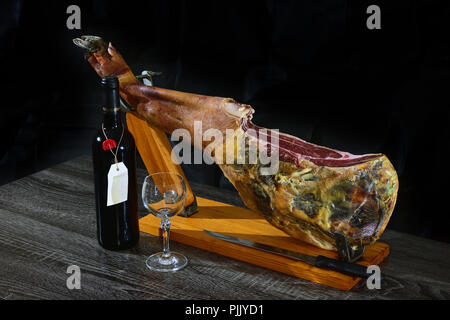 Bodegon mit Bein von Iberico Schinken und Wein Stockfoto