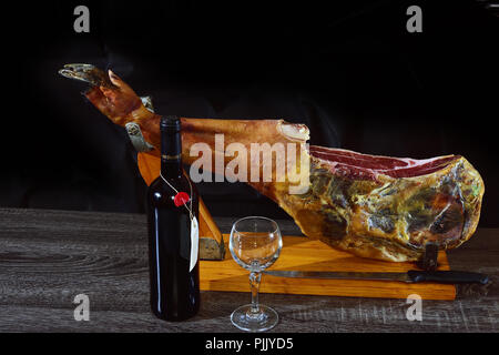 Bodegon mit Bein von Iberico Schinken und Wein Stockfoto