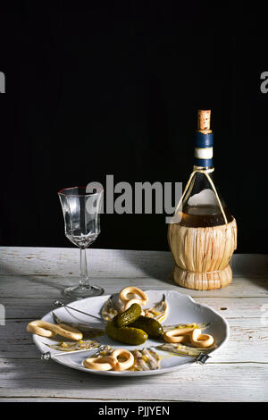 Stillleben mit Teller von Sardellen in Essig und Wein Stockfoto