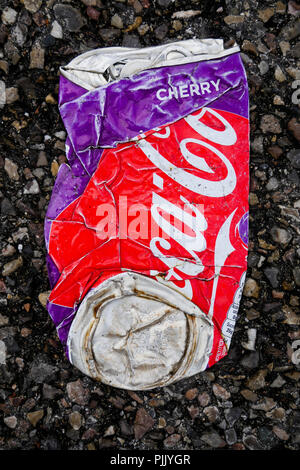 Eine Coca-Cola Dose stürzte auf dem Asphalt, Lyon, Frankreich Stockfoto