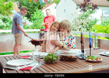 Gerne große Familie Spaß und ihre Gespräche mit Kindern und Enkel genießen Sie beim Grillen auf der Terrasse Stockfoto