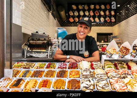 Frau in einer Bäckerei verkaufen, belgische Waffeln, Gebäck, Brüssel, Belgien Stockfoto