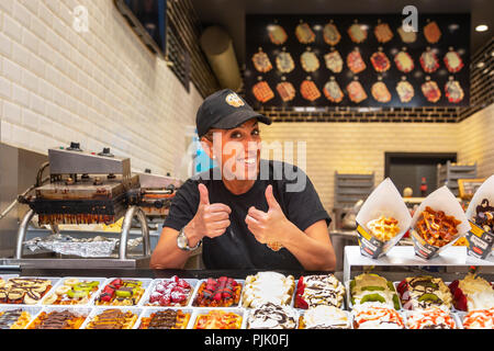 Frau in einer Bäckerei verkaufen, belgische Waffeln, Gebäck, Brüssel, Belgien Stockfoto