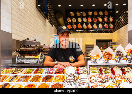 Frau in einer Bäckerei verkaufen, belgische Waffeln, Gebäck, Brüssel, Belgien Stockfoto