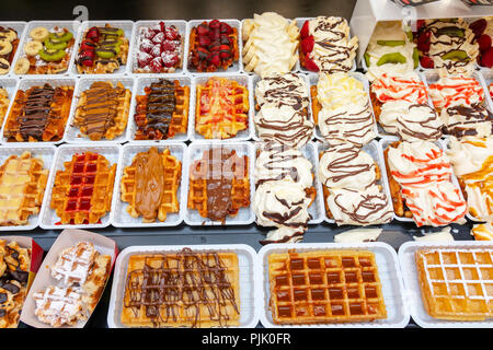 Auswahl an Gebäck und Waffeln mit Obst und Sahne Füllungen für den Verkauf in einer Bäckerei, Brüssel, Belgien Stockfoto