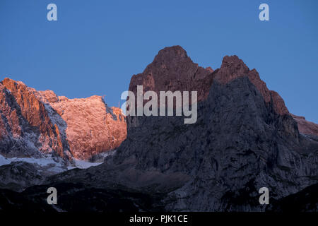 Ansicht der Zugspitz Gipfel im Morgenlicht, Wettersteingebirge, in der Nähe von Garmisch, Bayerische Alpen, Bayern, Deutschland Stockfoto