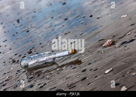 Eine Flaschenpost am Strand Stockfoto