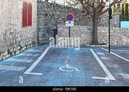 Nur Parkplätze für Behinderte Genehmigung vorbehalten. Stockfoto