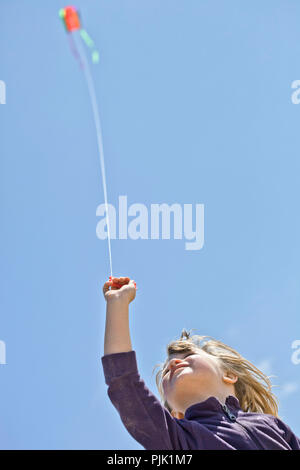 Mädchen ist Flying Kite Stockfoto